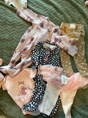 0-3 months-9mo Baby Girls Mixed Outfit/sleepers 20+ pieces